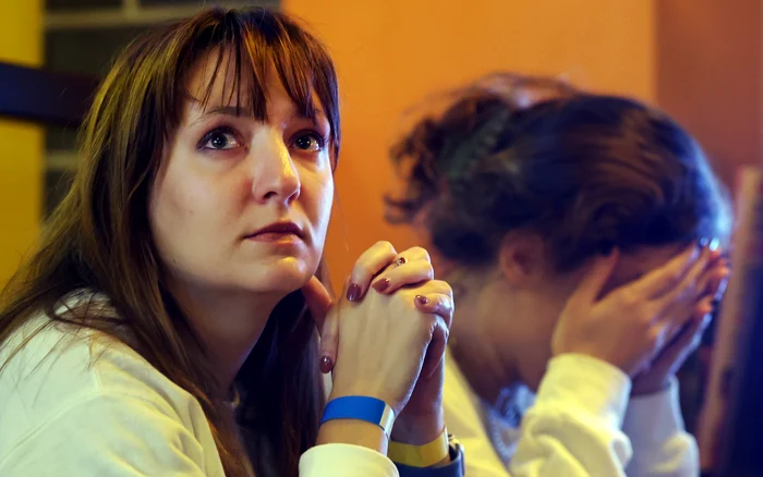 Susținători democrați din Marea Britanie urmăresc rezultatul alegerilor din SUA FOTO EPA-EFE