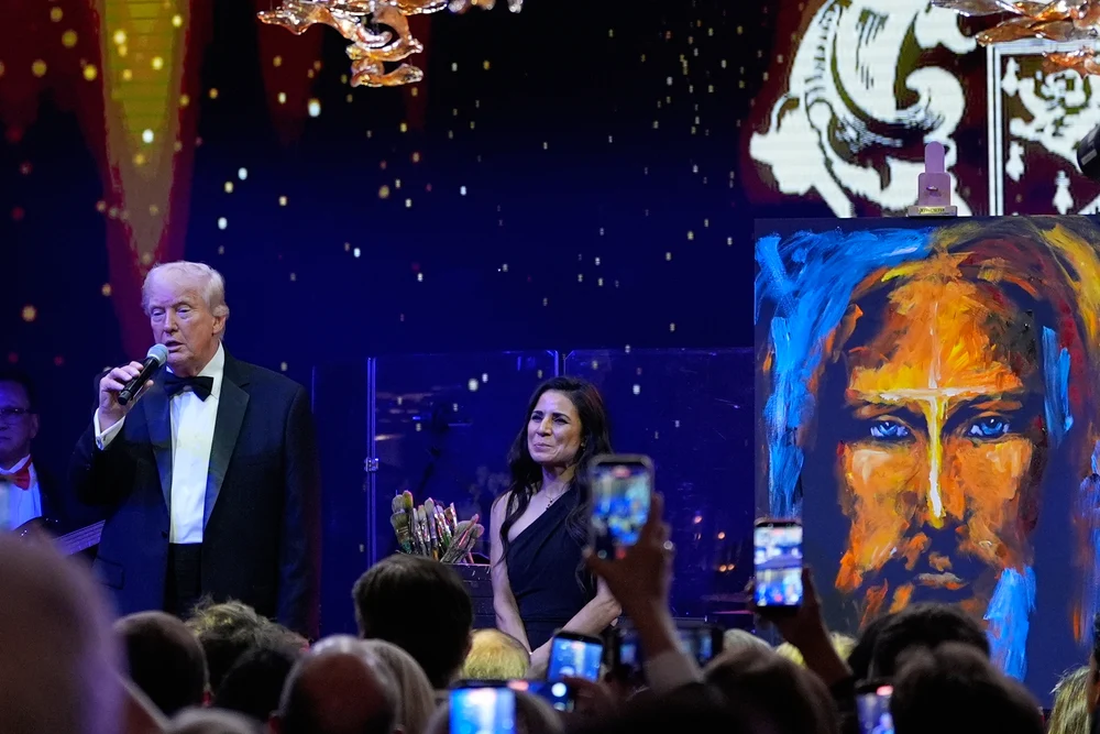 Trump a întâmpinat Anul Nou cu o licitație a portretului lui Isus realizat pe scenă