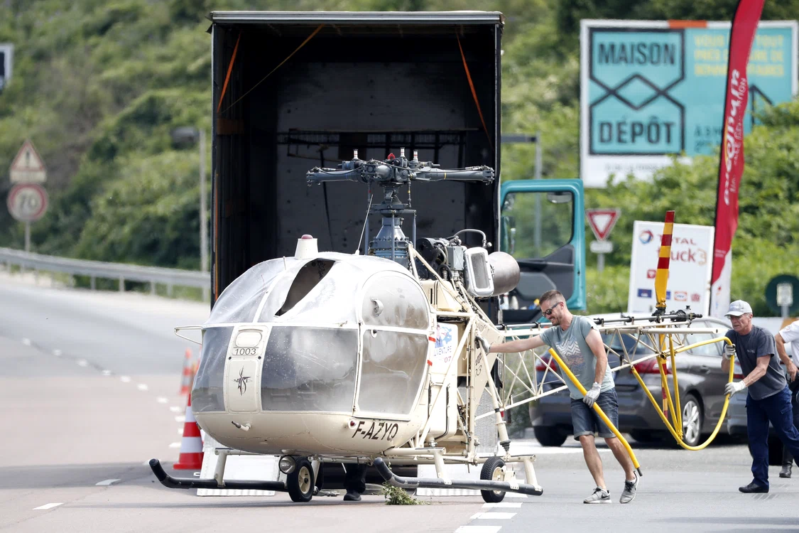
    Aceasta e elicopterul găsit ulterior abandonat, cu care Redoine Faid a evadat, la 1 iulie 2018, chiar din curtea închisorii unde era deținutFoto: EPA-EFE  