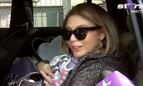 Sore şi a ţinut fetiţa strâns la piept jpeg