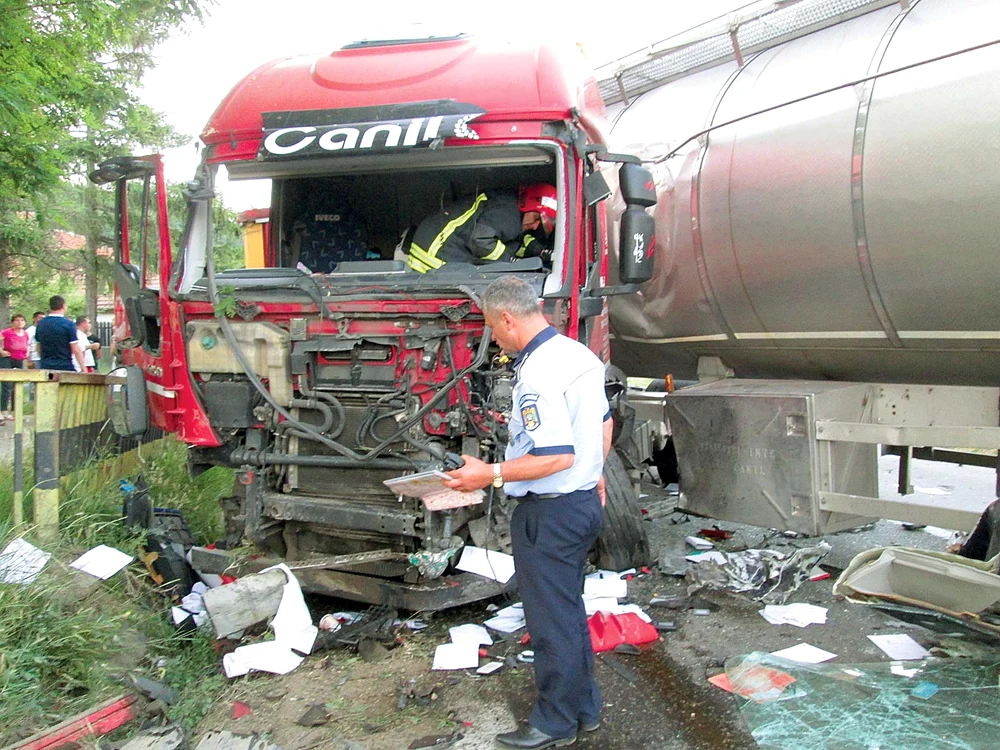 Cisterna care a izbit patru vehicule pe contrasensFoto: Adevărul