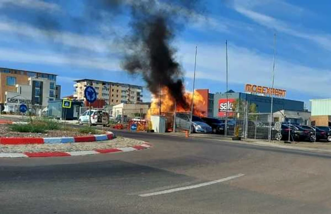 Incendiul izbucnit pe Bulevardul Aurel Vlaicu FOTO ISU Constanţa