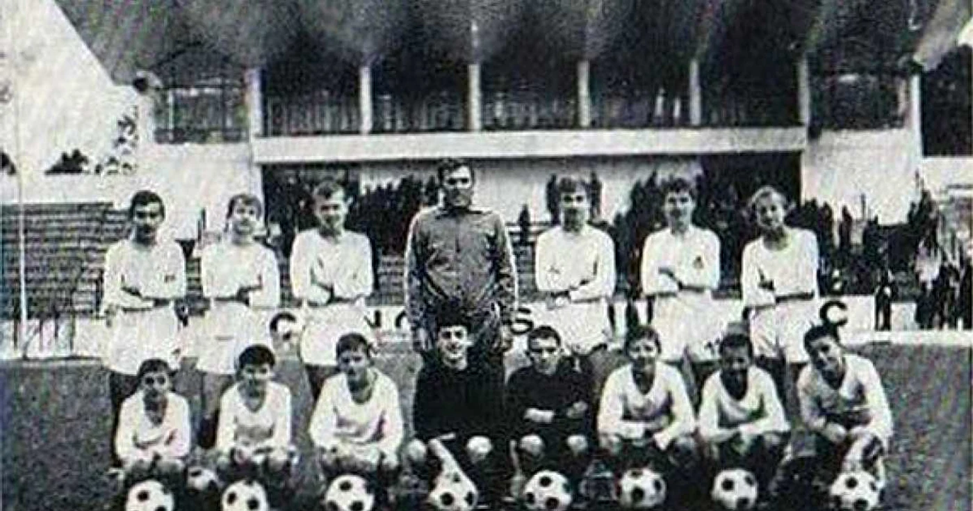 Politehnica Iaşi în sezonul 1970-1971, cel mai bun din istoria echipei, realizat sub coordonarea antrenorului Vintilă Mărdărăscu (centru) FOTO istoriafotbalului.go.ro