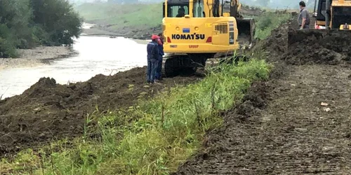 Imagine de la lucrările de raparare a digurilor din zona judeţului Suceava FOTO Apele Române