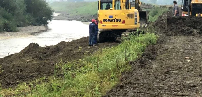 Imagine de la lucrările de raparaţie a digurilor din zona judeţului Suceava FOTO Apele Române