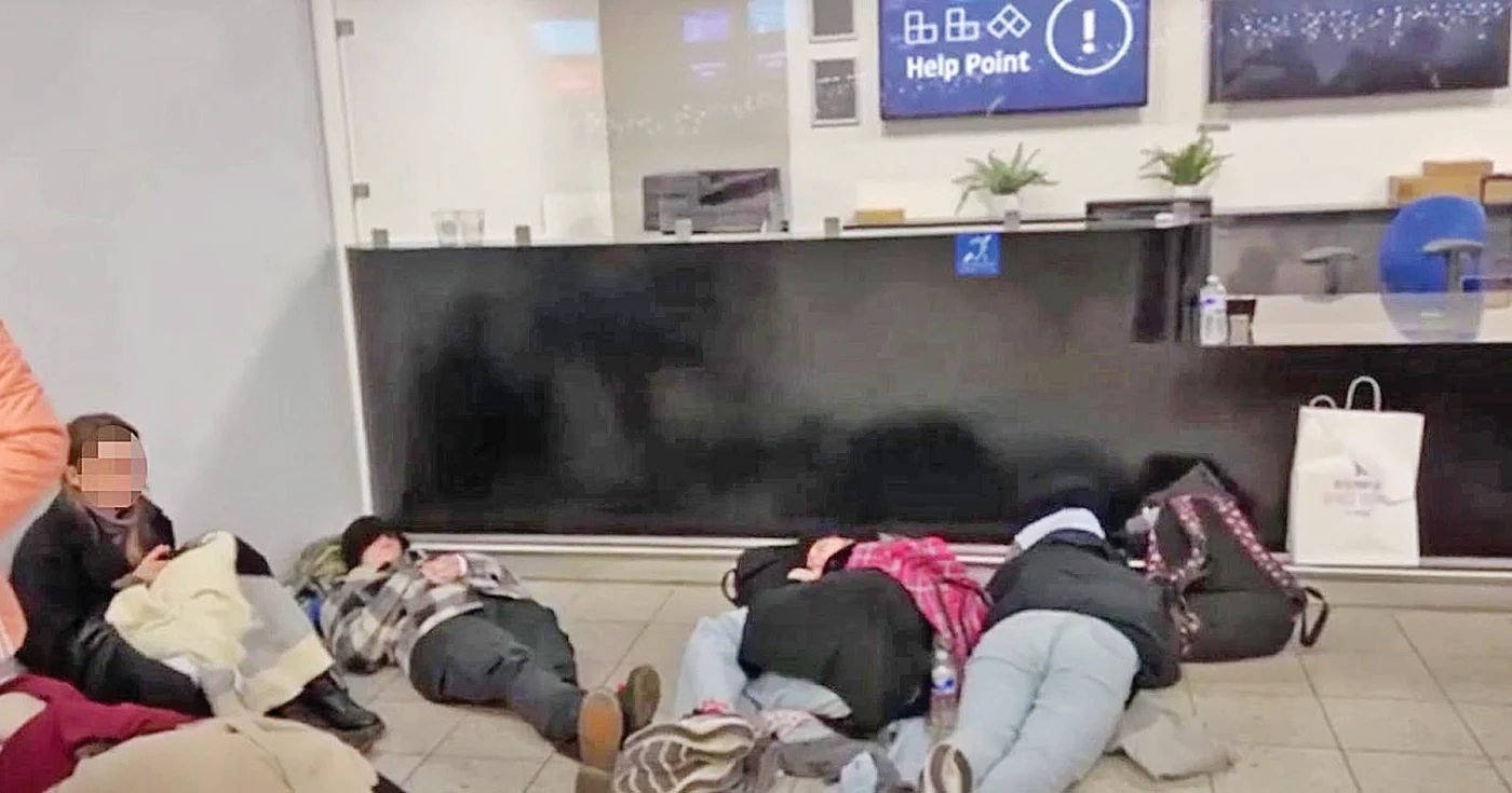 Pasagerii dorm prin aeroporturi pentru că, cu greu, mai găseşti camere la hotel