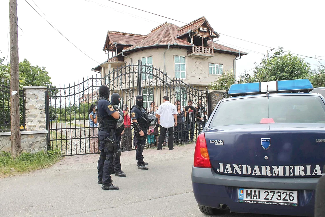Mascaţii i-au însoţit pe executorii care au venit să anunţe demolarea celor patru palate