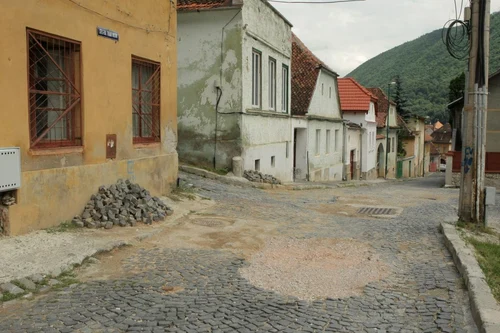 Unele străzi din Şchei arată ca în Evul Mediu. FOTOAdevărul