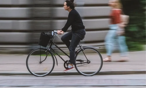 mers pe bicicleta foto pexels png