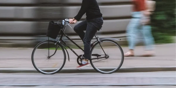 mers pe bicicleta foto pexels png