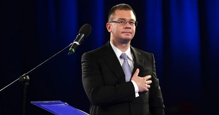 Mihai Răzvan Ungureanu ascultă imnul Partidului Forţa Civică FOTO Mediafax