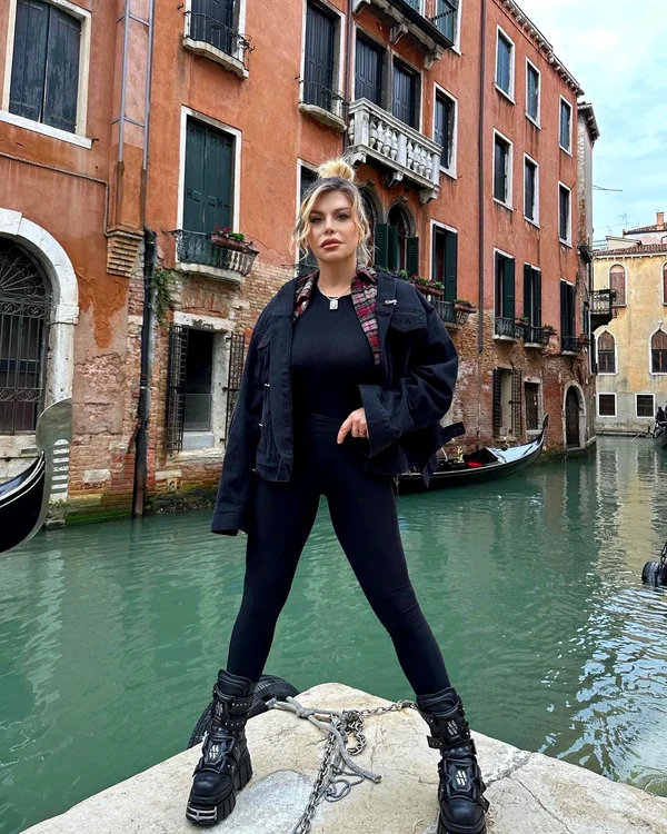  La 52 de ani, Loredana Groza arată ca o adolescentă