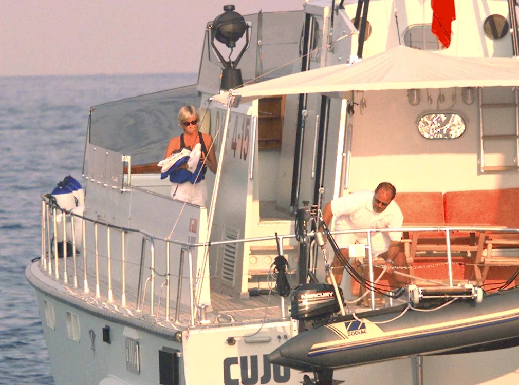 Prințesa Diana, alături de Dodi al-Fayed, în august 1997