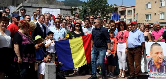 Traian Berbeceanu alături de cei care au venit la întâlnirea inedită. FOTO: Daniel Guţă. ADEVĂRUL.