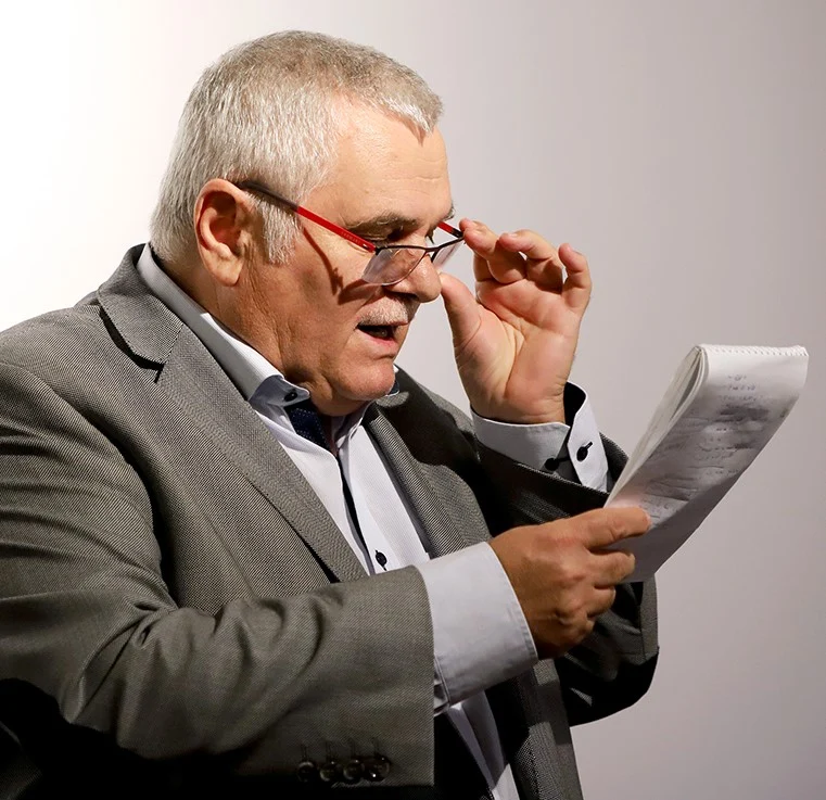 Povestea scriitorului născut în noaptea de Înviere. Ștefan Mitroi: „Învățătorul mi-a bătut poeziile la singura mașină de scris din sat, care era la sediul CAP“
