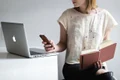 femeie cu laptop si telefon jpeg