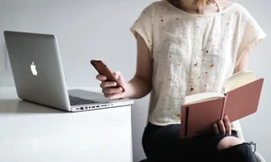 femeie cu laptop si telefon jpeg