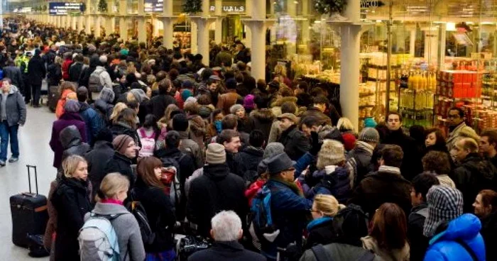 Pasagerii Eurostar se înghesuie să urce în tren