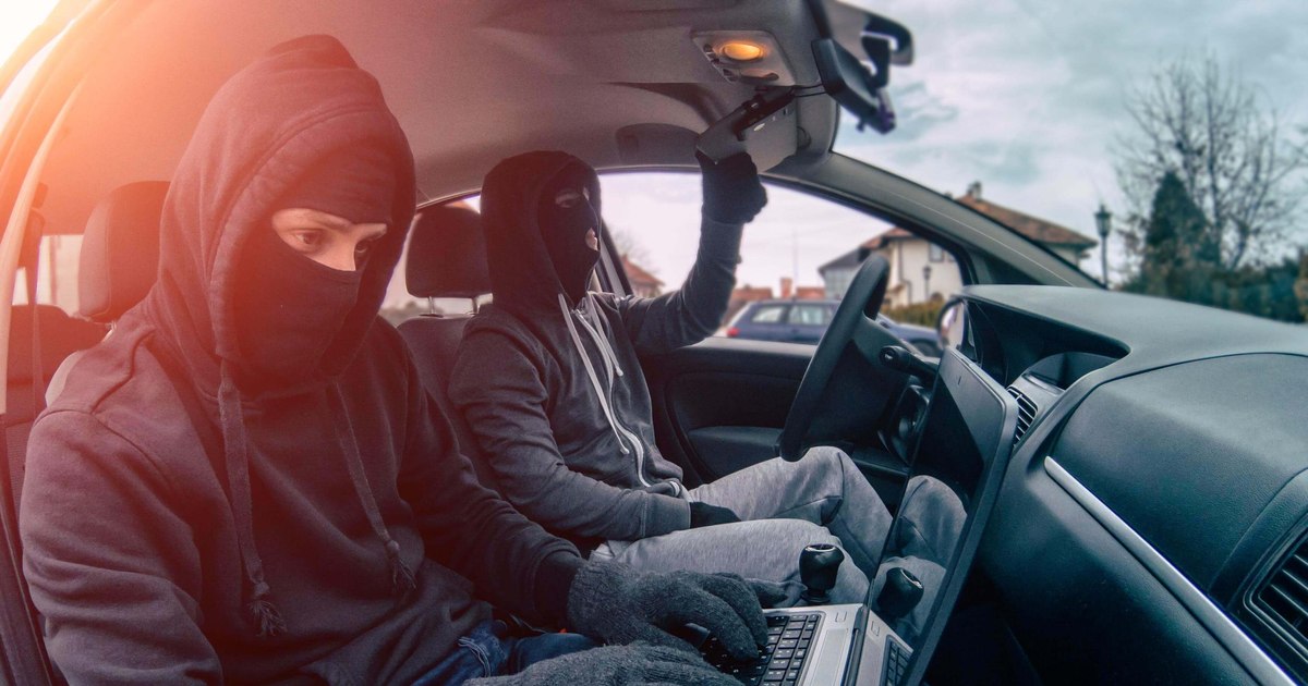 Cum să-ți protejezi autoturismul cu folie de aluminiu: un truc simplu împotriva hoților de mașini fără cheie