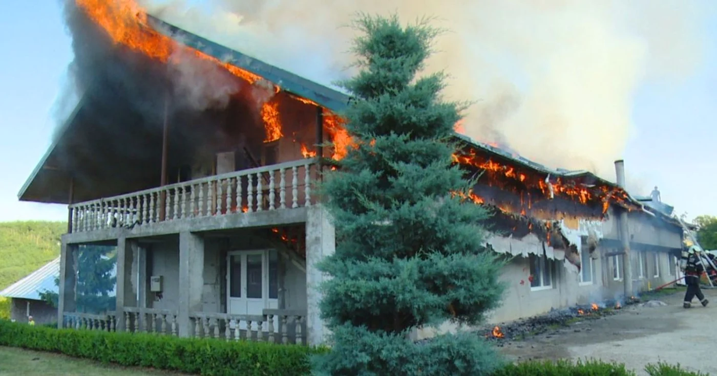 Clădirea în care erau cazaţi turiştii a fost mistuită de flăcări