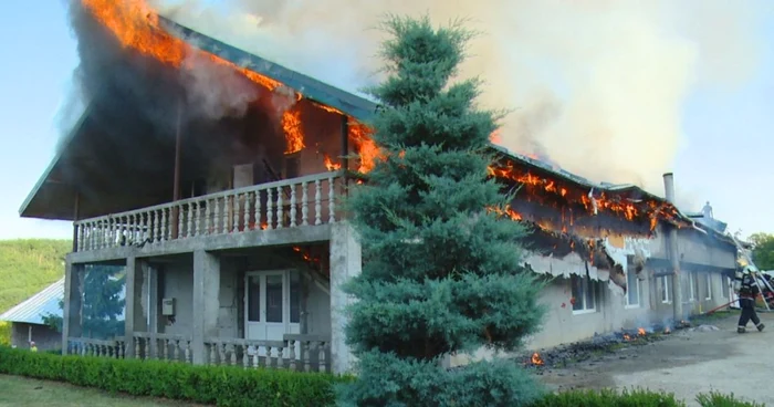 Clădirea în care erau cazaţi turiştii a fost mistuită de flăcări