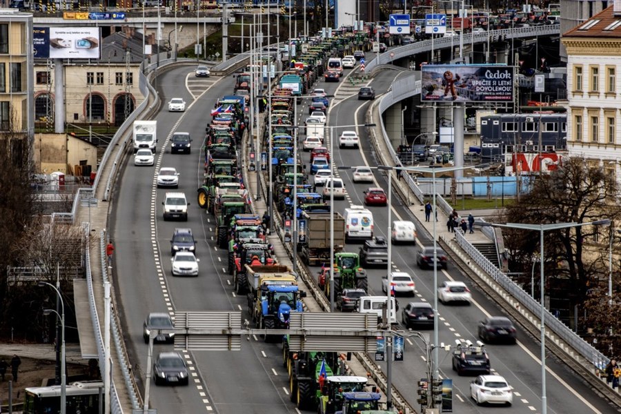 Sute de fermieri cehi au blocat cu tractoarele centrul capitalei Praga
