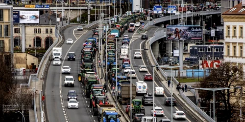 Fermieri cehi blochează traficul în Praga 19 feb 2024 Foto EPA EFE jpeg