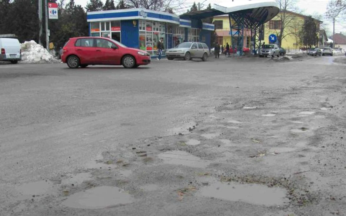 Gropile au răsărit din zăpadă ca ciupercile după ploaie