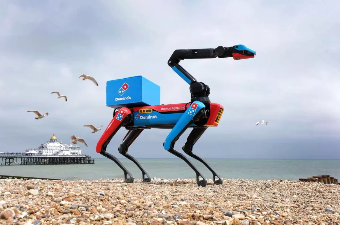 Robot Domino formă de câine, livrare pizza