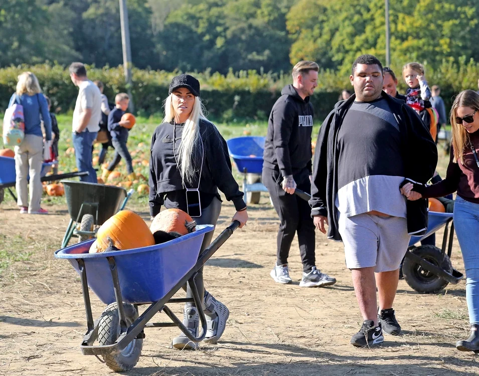 Katie Price a mers  la o fermă  specială  de dovleci. Fotografii: Profimedia