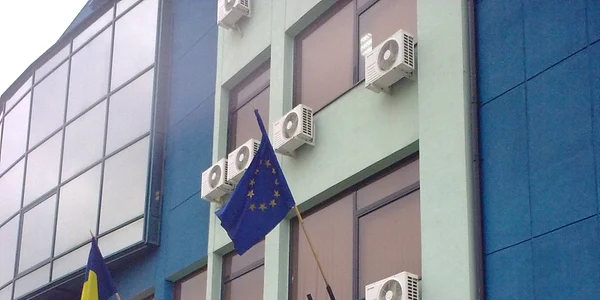 Angajaţii au protestat ieri în faţa Prefecturii