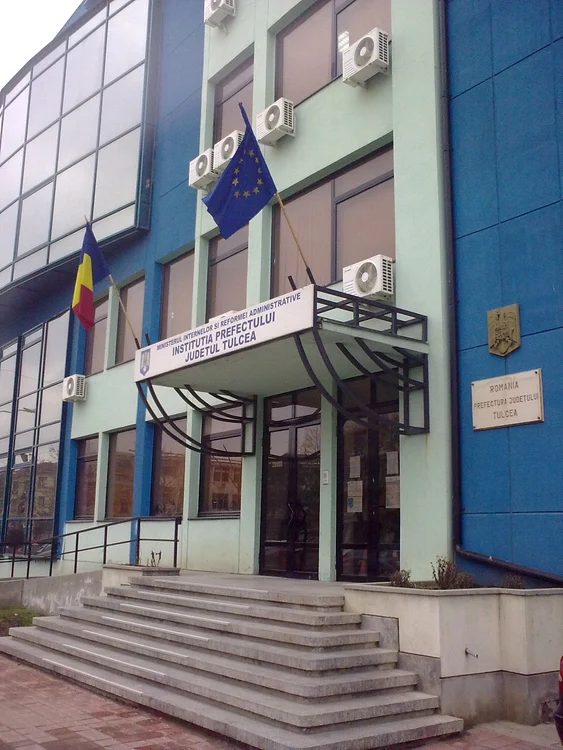 Angajaţii au protestat ieri în faţa Prefecturii