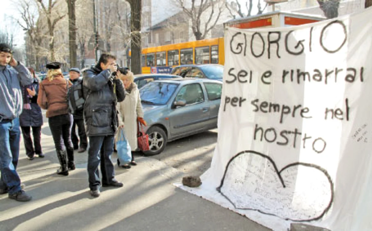 Manifestanţii au scris mesaje în amintirea victimei  