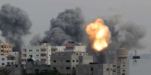 Explozie în timpul unui raid aerian israelian în Fâşia Gaza FOTO Reuters