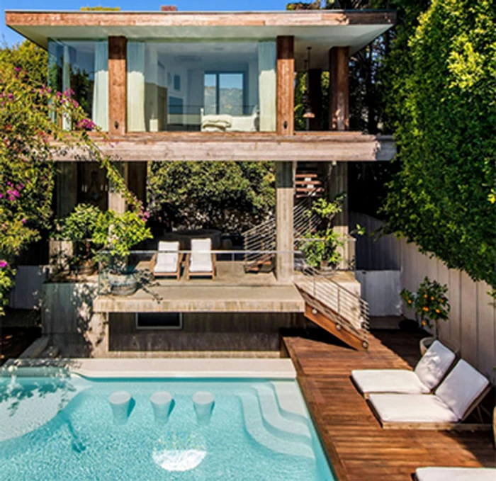 Intrarea în vilă dinspre piscină