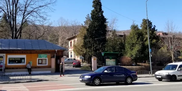 Poarta Colegiului Tehnic Forestier din Râmnicu Vâlcea unde un elev înarmat cu un pistol şi un cuţit a luat la bătaie un licean Foto Adevărul - credit DMS 