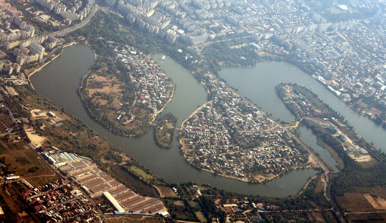 Lacul Plumbuita (stânga) și Lacul Tei (dreapta), vedere aeriană / foto: Bogdan Giușcă via Wikipedia 
