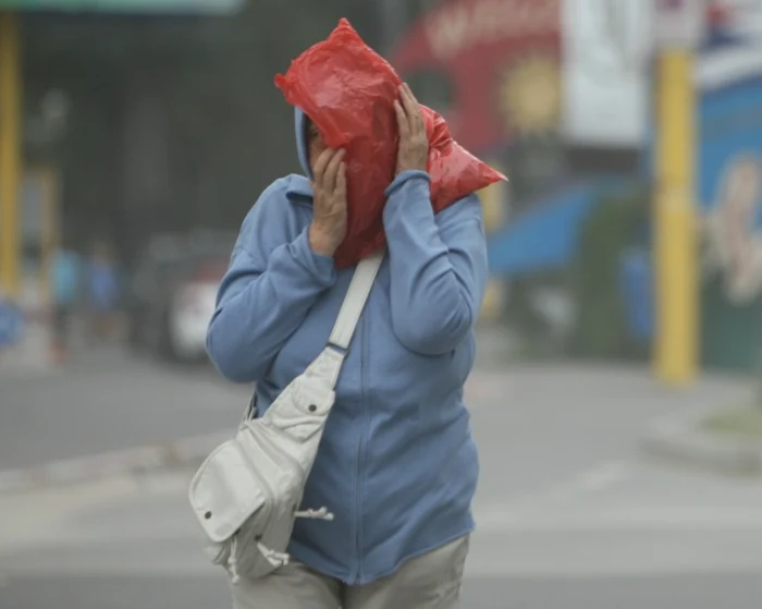 
    Vântul suflă cu peste 55-65 km/h  