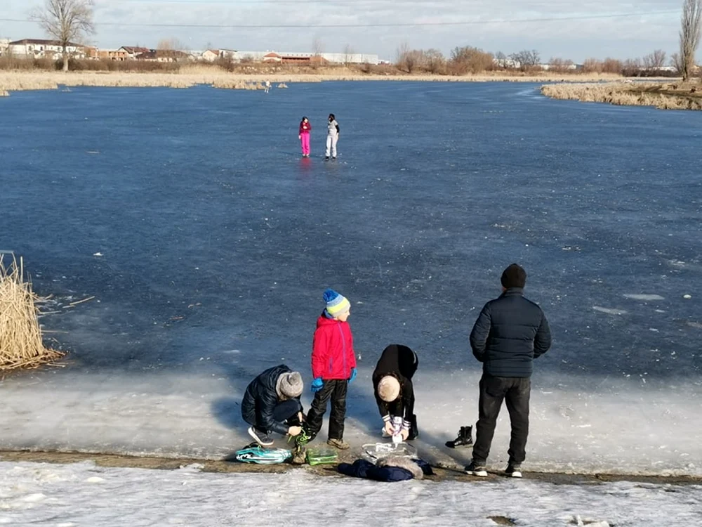 Lacul de lângă Timişoara a devenit patinoar natural FOTO Ş.Both