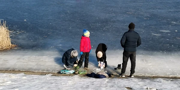Lacul de lângă Timişoara a devenit patinoar natural FOTO Ş.Both