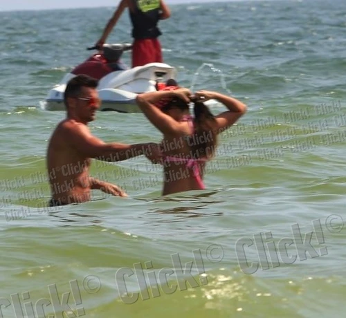 Roxana Vancea, cu sânii pe afară, în apă, la mare. Iată cu cine s-a cuplat!