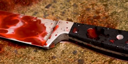 Poliţiştii au descoperit cuţitul plin de sânge sub masă  