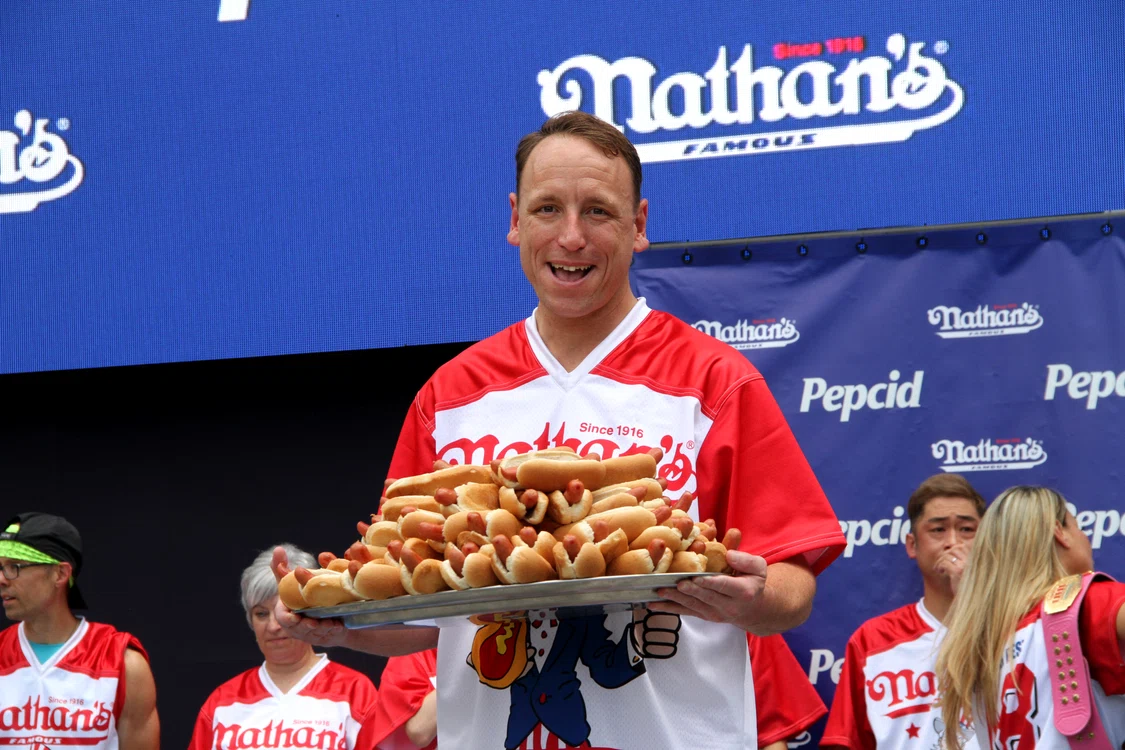 Joey Chestnut a câștigat concursul de mâncat hotdogi, 4 iulie 2023