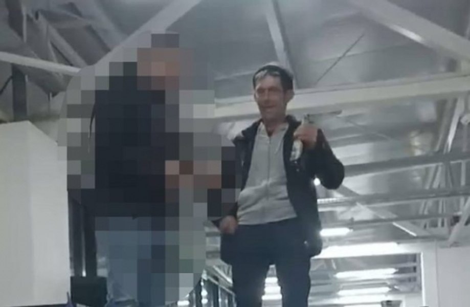 Revoltător. Sală de sport modernă, folosită pentru chefuri. Un angajat al Primăriei dansează cu berea în mână, pe masă
