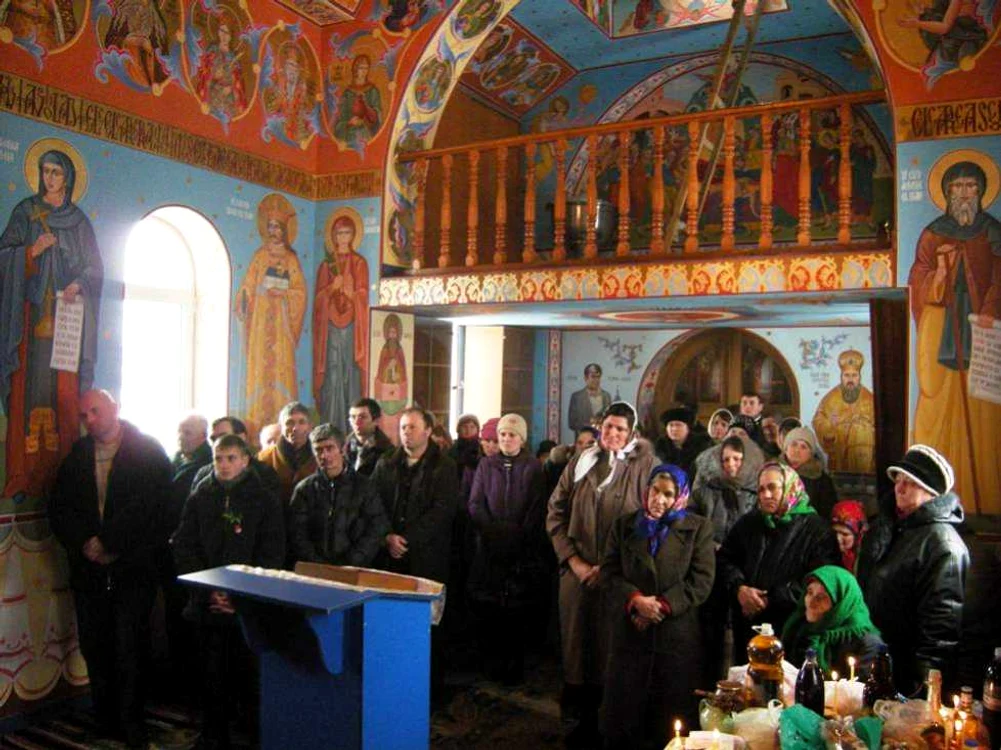 Locuitorii satului Ulmu la mănăstirea unde este pictat Mitropolitul Basarabiei alături de fostul primar. Foto: Mitropolia Basarabiei