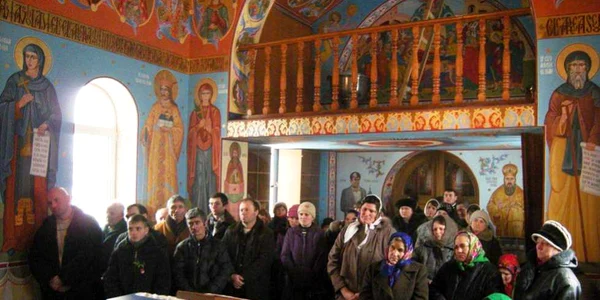 Locuitorii satului Ulmu la mănăstirea unde este pictat Mitropolitul Basarabiei alături de fostul primar. Foto: Mitropolia Basarabiei
