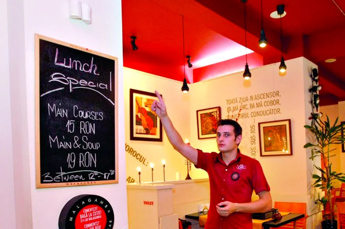 Şeful de sală ne arată  doi dintre cei 12 senzori  antiincendiu aflaţi  în restaurant
