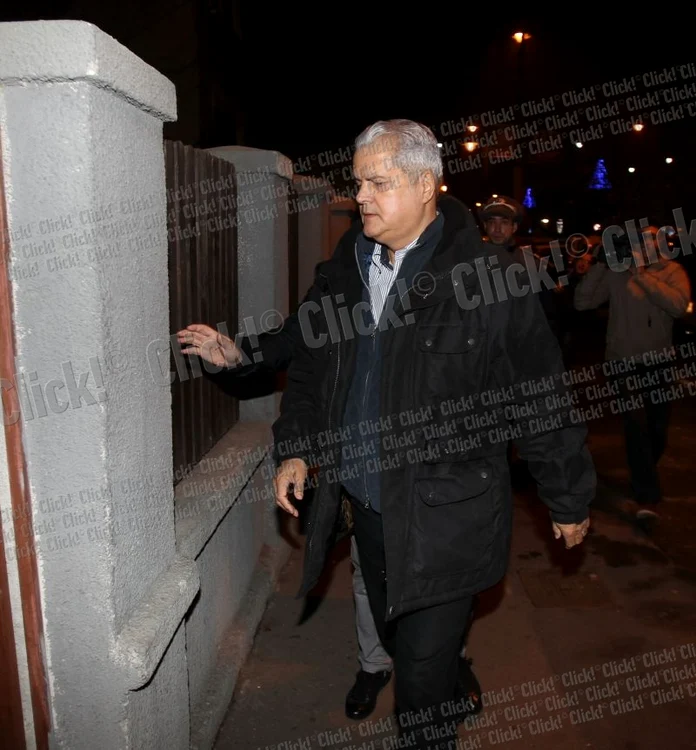 Adrian Năstase s-a predat luni seară la Secţia 2 Poliţie pentru a fi încarcerat (Foto: Pappics)