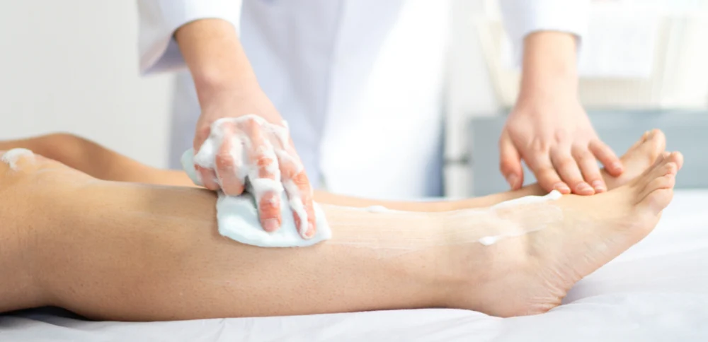 Îngrijirea fără contagiere: cum să prevenim bacteriile multirezistente la persoanele cu mobilitate redusă acasă