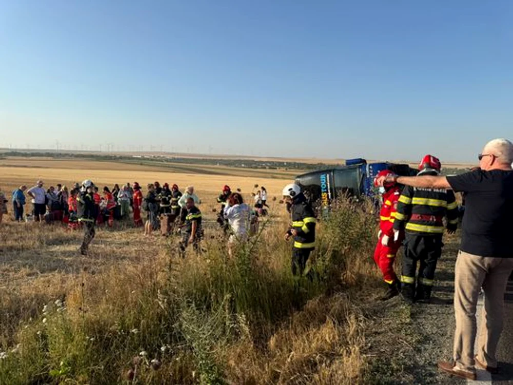 Autocar cu pasageri, răsturnat FOTO: ISU Constanța